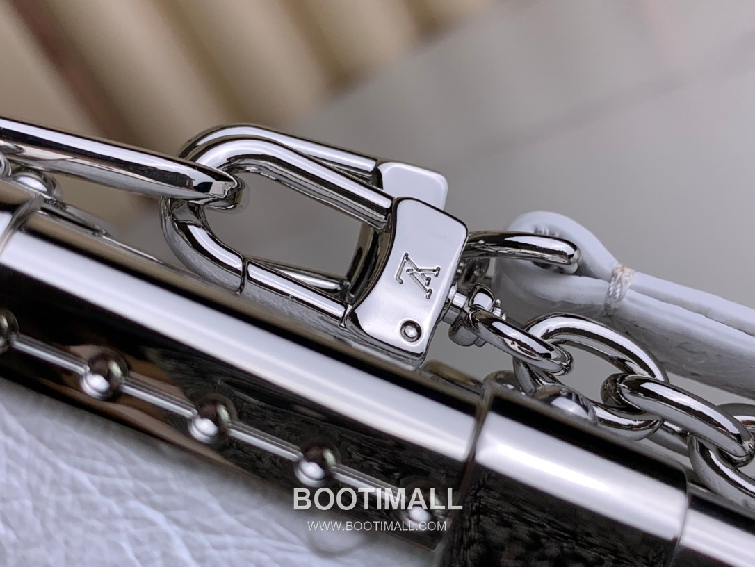 Louis Vuitton Slim Trunk Lambskin Leather Shoulder Bag with S Lock Stud Detail 루이비통 슬림 트렁크 램스킨 숄더백 S락 스터드 M25445 23cm 5