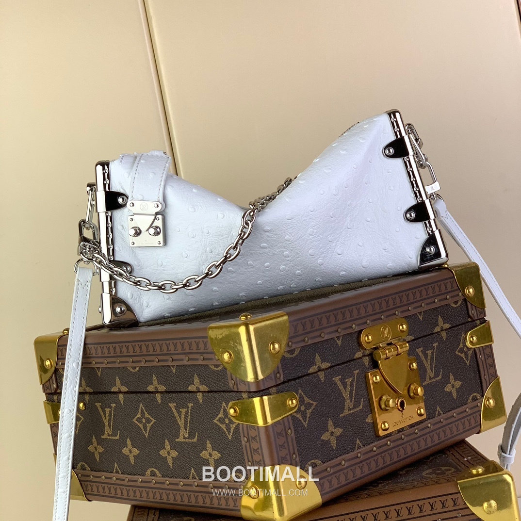 Louis Vuitton Slim Trunk Lambskin Leather Shoulder Bag with S Lock Stud Detail 루이비통 슬림 트렁크 램스킨 숄더백 S락 스터드 M25445 23cm 6
