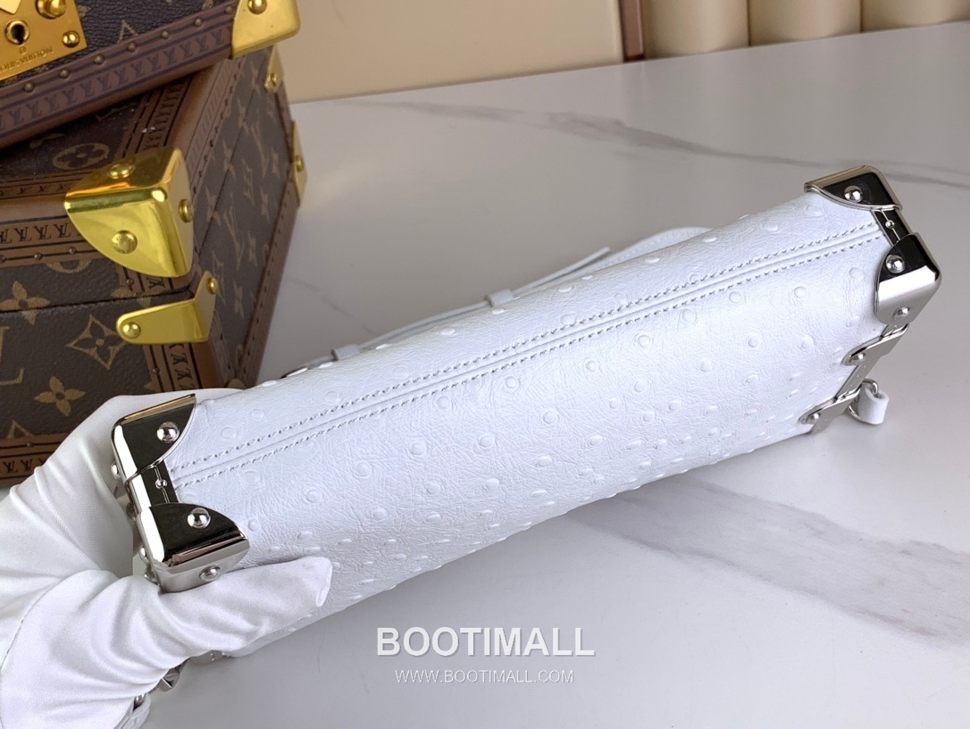 Louis Vuitton Slim Trunk Lambskin Leather Shoulder Bag with S Lock Stud Detail 루이비통 슬림 트렁크 램스킨 숄더백 S락 스터드 M25445 23cm 7