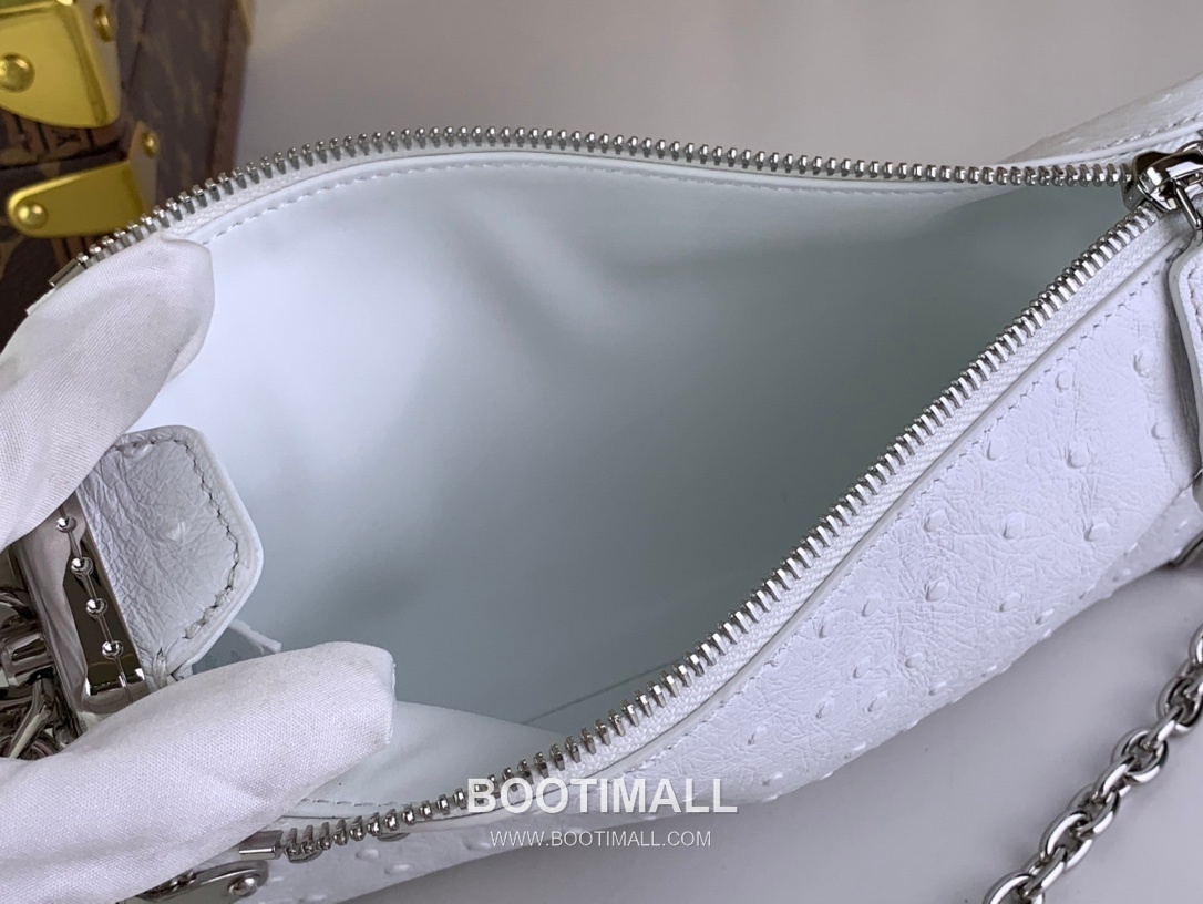 Louis Vuitton Slim Trunk Lambskin Leather Shoulder Bag with S Lock Stud Detail 루이비통 슬림 트렁크 램스킨 숄더백 S락 스터드 M25445 23cm 8