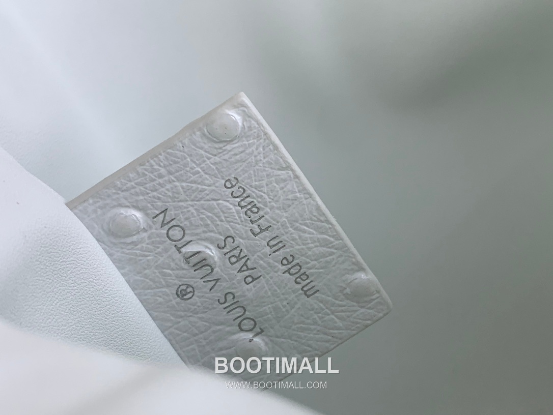 Louis Vuitton Slim Trunk Lambskin Leather Shoulder Bag with S Lock Stud Detail 루이비통 슬림 트렁크 램스킨 숄더백 S락 스터드 M25445 23cm 9