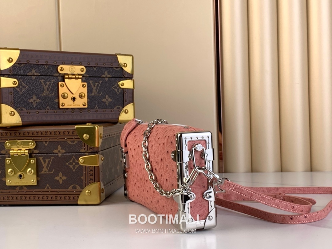 Louis Vuitton Slim Trunk Lambskin Leather Shoulder Bag with S Lock Stud Detail 루이비통 슬림 트렁크 램스킨 숄더백 S락 스터드 M25445 23cm 2