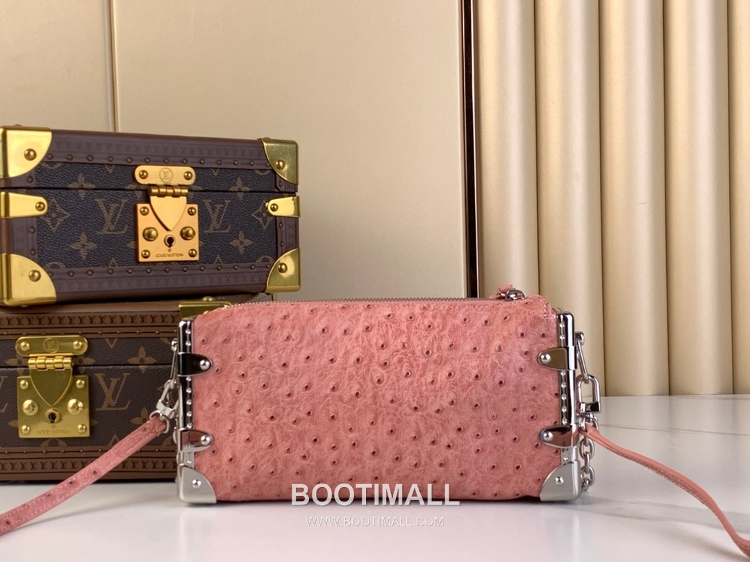 Louis Vuitton Slim Trunk Lambskin Leather Shoulder Bag with S Lock Stud Detail 루이비통 슬림 트렁크 램스킨 숄더백 S락 스터드 M25445 23cm 3