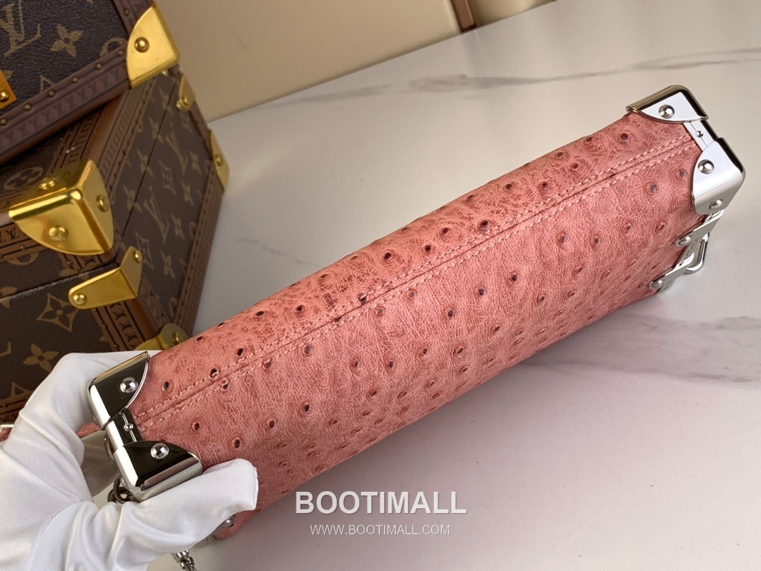 Louis Vuitton Slim Trunk Lambskin Leather Shoulder Bag with S Lock Stud Detail 루이비통 슬림 트렁크 램스킨 숄더백 S락 스터드 M25445 23cm 4