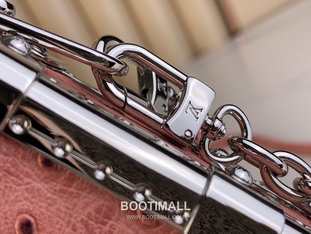 Louis Vuitton Slim Trunk Lambskin Leather Shoulder Bag with S Lock Stud Detail 루이비통 슬림 트렁크 램스킨 숄더백 S락 스터드 M25445 23cm 6