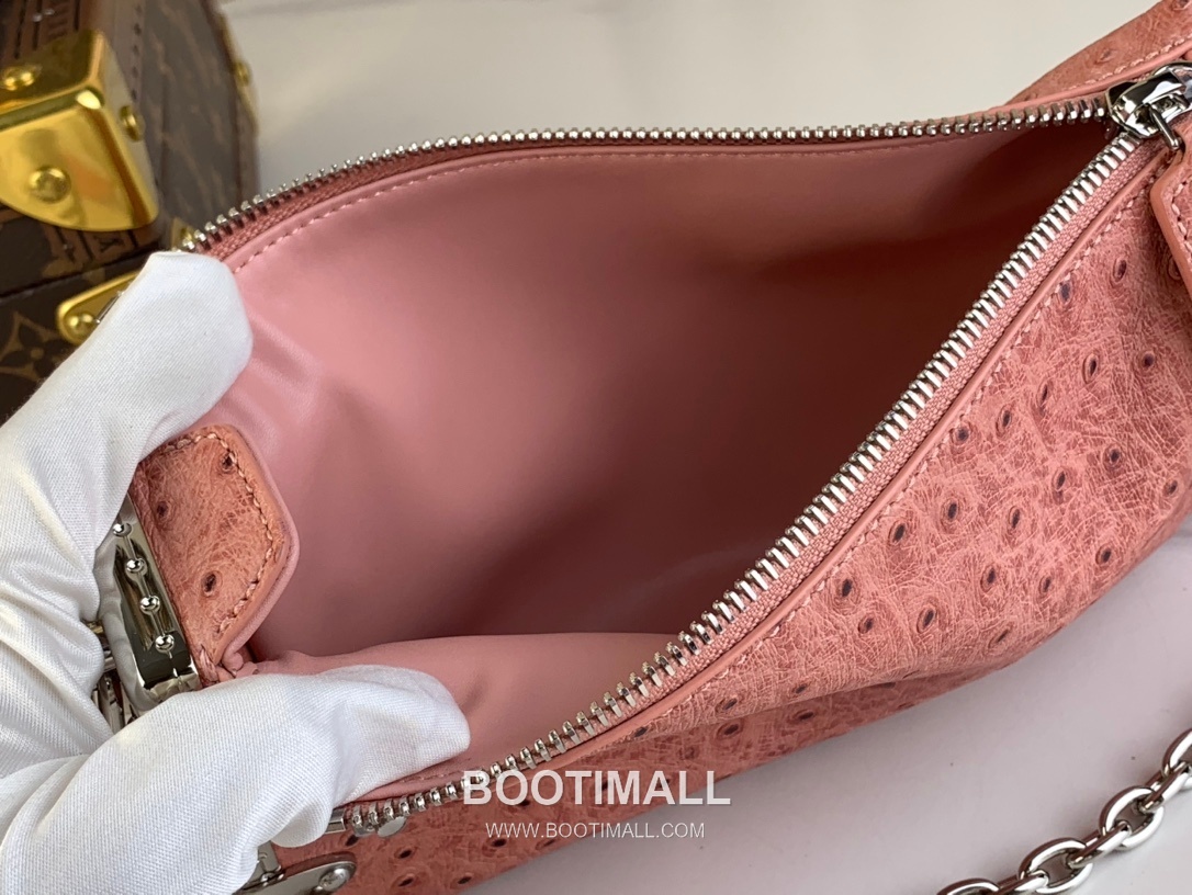 Louis Vuitton Slim Trunk Lambskin Leather Shoulder Bag with S Lock Stud Detail 루이비통 슬림 트렁크 램스킨 숄더백 S락 스터드 M25445 23cm 8