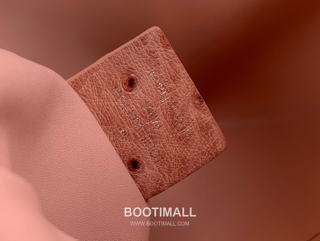 Louis Vuitton Slim Trunk Lambskin Leather Shoulder Bag with S Lock Stud Detail 루이비통 슬림 트렁크 램스킨 숄더백 S락 스터드 M25445 23cm 9