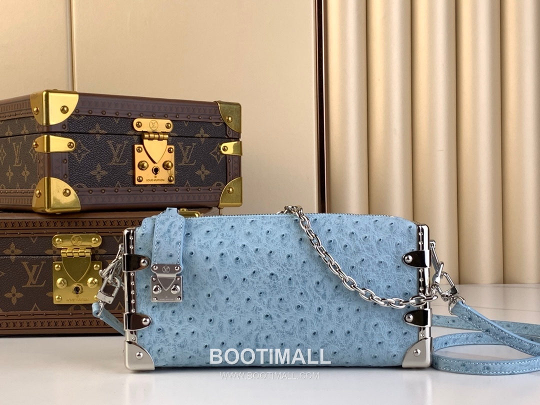 Louis Vuitton Slim Trunk Lambskin Leather Shoulder Bag with S Lock Stud Detail 루이비통 슬림 트렁크 램스킨 숄더백 S락 스터드 M25445 23cm 1