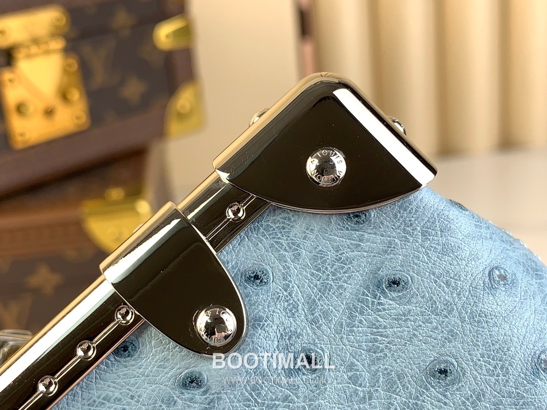 Louis Vuitton Slim Trunk Lambskin Leather Shoulder Bag with S Lock Stud Detail 루이비통 슬림 트렁크 램스킨 숄더백 S락 스터드 M25445 23cm 7