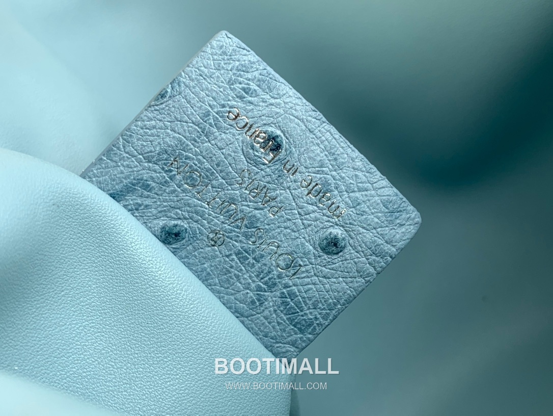 Louis Vuitton Slim Trunk Lambskin Leather Shoulder Bag with S Lock Stud Detail 루이비통 슬림 트렁크 램스킨 숄더백 S락 스터드 M25445 23cm 9