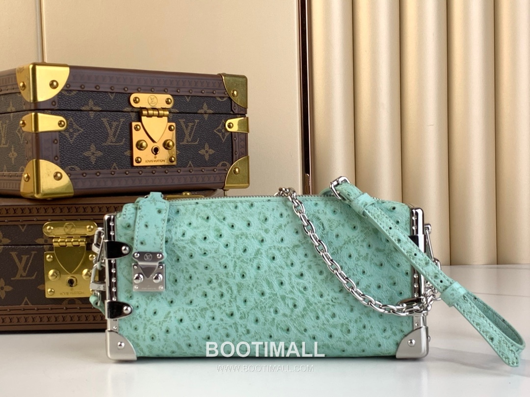 Louis Vuitton Slim Trunk Lambskin Leather Shoulder Bag with S Lock Stud Detail 루이비통 슬림 트렁크 램스킨 숄더백 S락 스터드 M25445 23cm 1