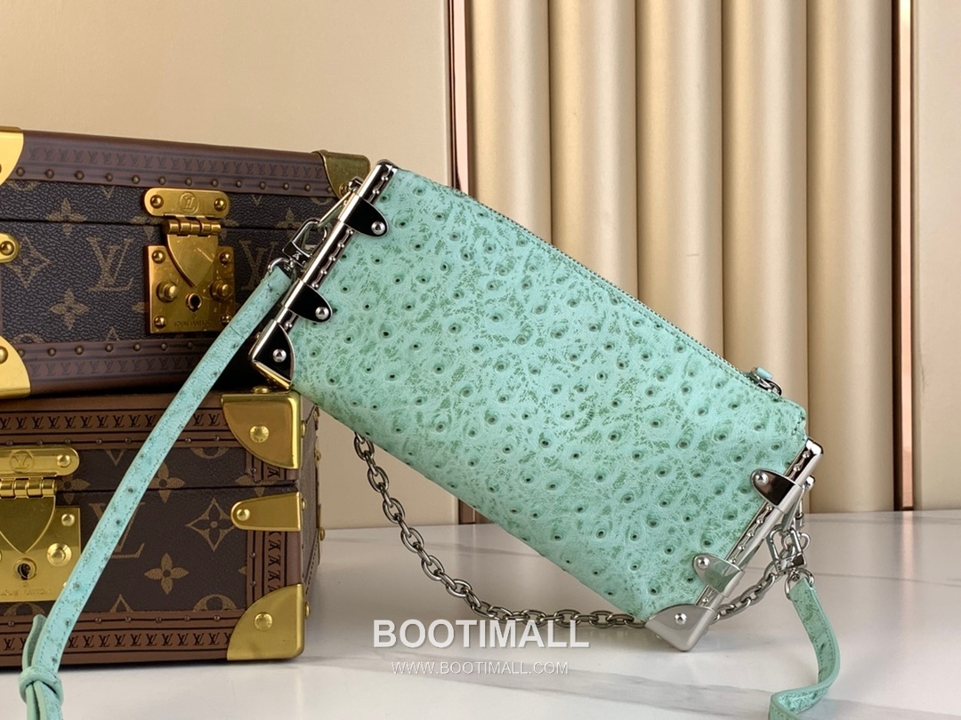 Louis Vuitton Slim Trunk Lambskin Leather Shoulder Bag with S Lock Stud Detail 루이비통 슬림 트렁크 램스킨 숄더백 S락 스터드 M25445 23cm 3