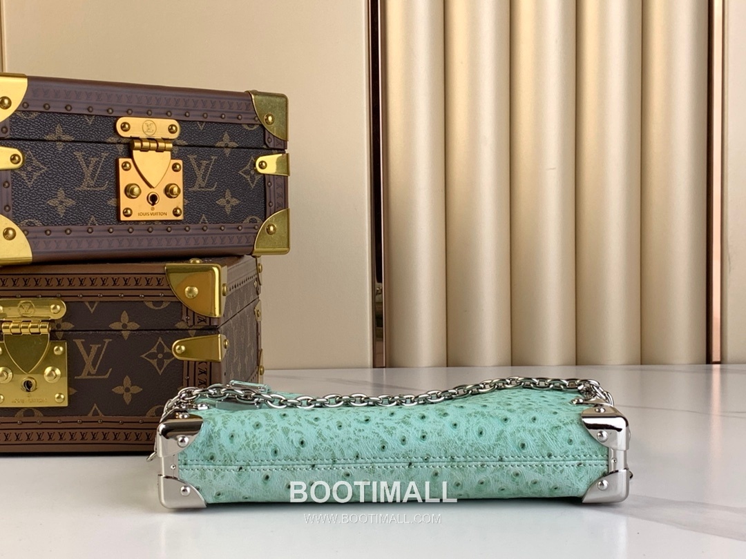 Louis Vuitton Slim Trunk Lambskin Leather Shoulder Bag with S Lock Stud Detail 루이비통 슬림 트렁크 램스킨 숄더백 S락 스터드 M25445 23cm 4