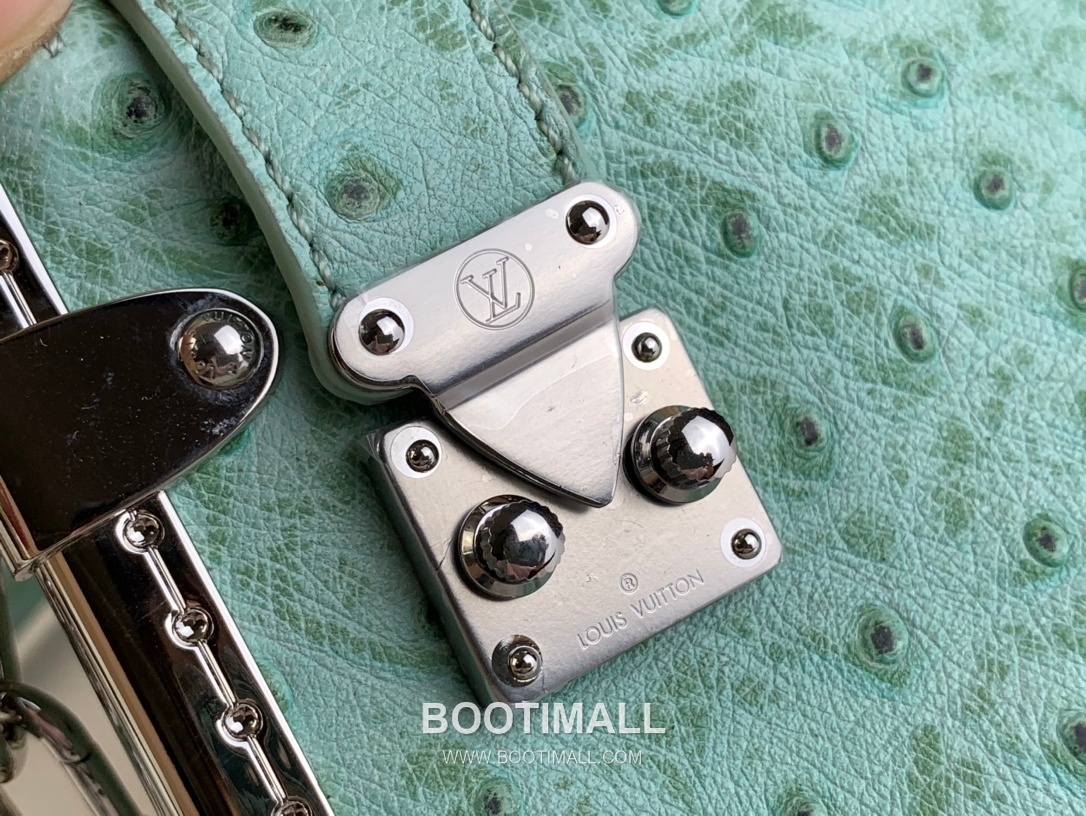 Louis Vuitton Slim Trunk Lambskin Leather Shoulder Bag with S Lock Stud Detail 루이비통 슬림 트렁크 램스킨 숄더백 S락 스터드 M25445 23cm 5