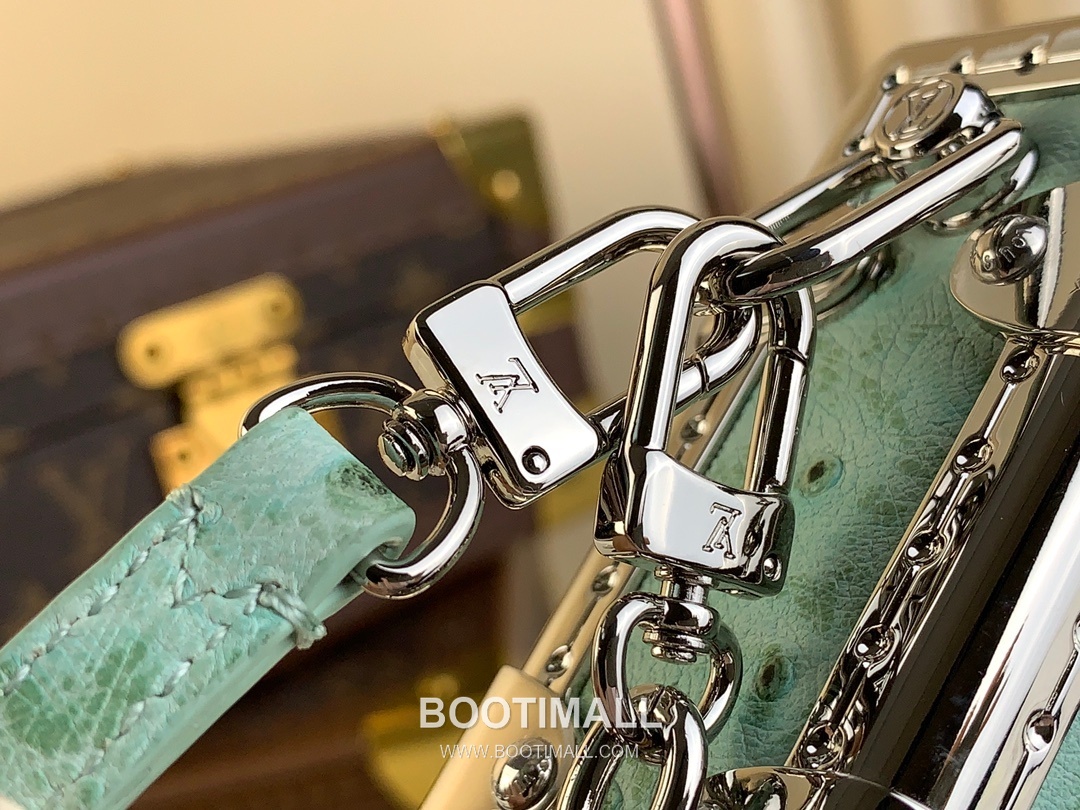 Louis Vuitton Slim Trunk Lambskin Leather Shoulder Bag with S Lock Stud Detail 루이비통 슬림 트렁크 램스킨 숄더백 S락 스터드 M25445 23cm 6