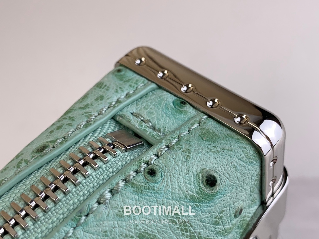 Louis Vuitton Slim Trunk Lambskin Leather Shoulder Bag with S Lock Stud Detail 루이비통 슬림 트렁크 램스킨 숄더백 S락 스터드 M25445 23cm 7