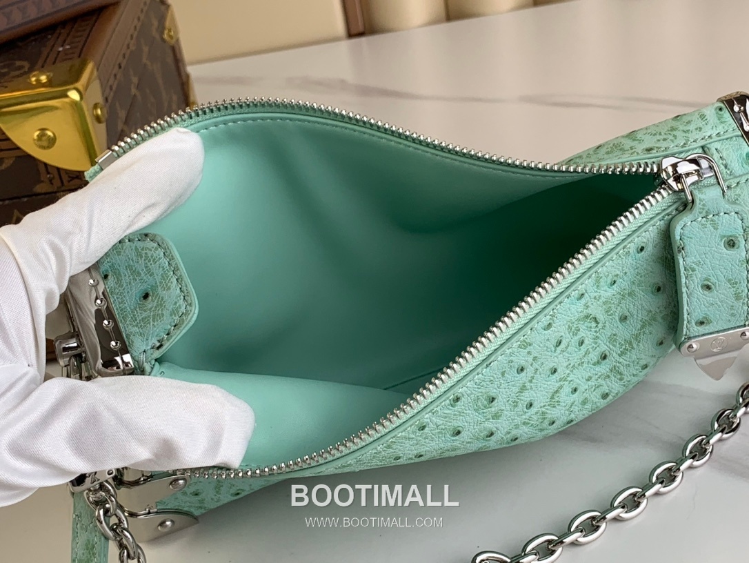 Louis Vuitton Slim Trunk Lambskin Leather Shoulder Bag with S Lock Stud Detail 루이비통 슬림 트렁크 램스킨 숄더백 S락 스터드 M25445 23cm 8