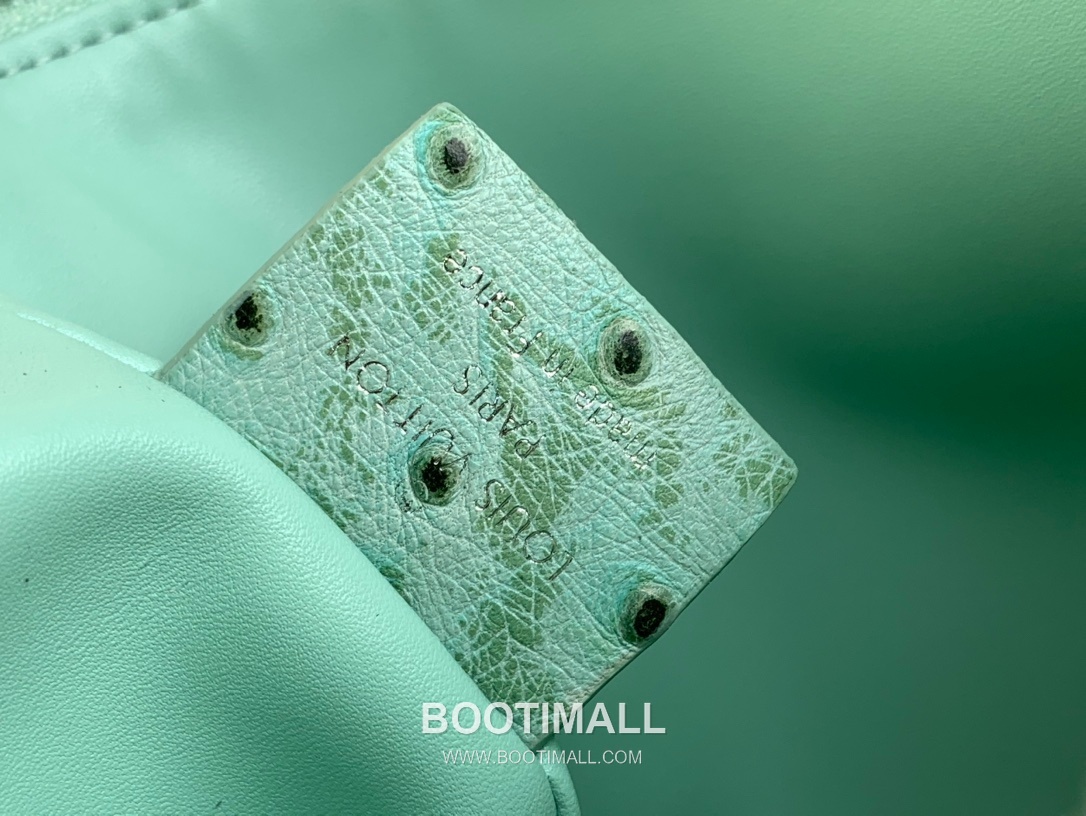 Louis Vuitton Slim Trunk Lambskin Leather Shoulder Bag with S Lock Stud Detail 루이비통 슬림 트렁크 램스킨 숄더백 S락 스터드 M25445 23cm 9