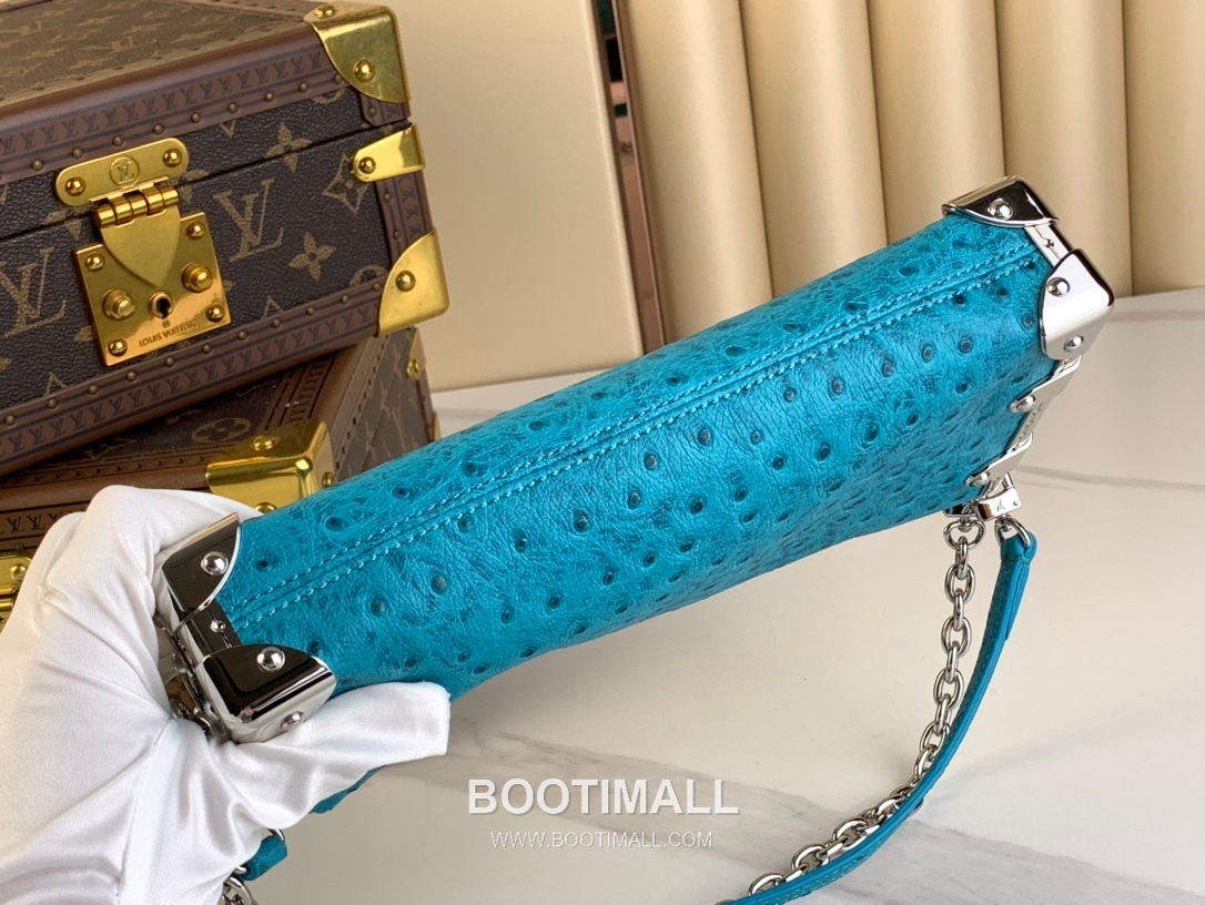 Louis Vuitton Slim Trunk Lambskin Leather Shoulder Bag with S Lock Stud Detail 루이비통 슬림 트렁크 램스킨 숄더백 S락 스터드 M25445 23cm 3