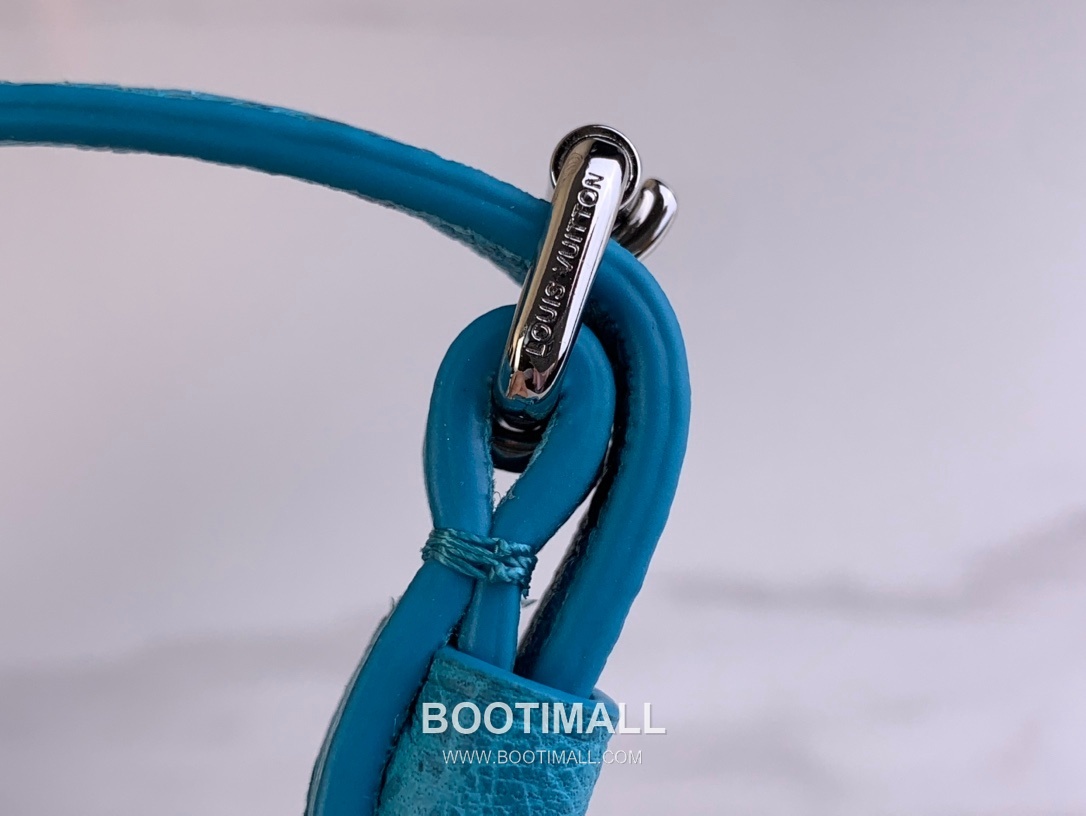 Louis Vuitton Slim Trunk Lambskin Leather Shoulder Bag with S Lock Stud Detail 루이비통 슬림 트렁크 램스킨 숄더백 S락 스터드 M25445 23cm 7