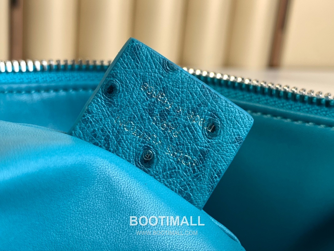 Louis Vuitton Slim Trunk Lambskin Leather Shoulder Bag with S Lock Stud Detail 루이비통 슬림 트렁크 램스킨 숄더백 S락 스터드 M25445 23cm 9