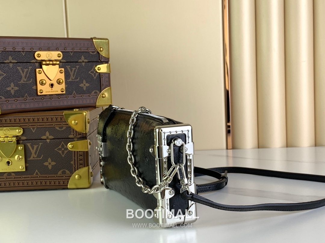 Louis Vuitton Slim Trunk Lambskin Leather Shoulder Bag with S Lock Stud Detail 루이비통 슬림 트렁크 램스킨 숄더백 S락 스터드 M25445 23cm 1