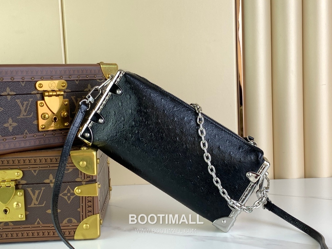 Louis Vuitton Slim Trunk Lambskin Leather Shoulder Bag with S Lock Stud Detail 루이비통 슬림 트렁크 램스킨 숄더백 S락 스터드 M25445 23cm 2