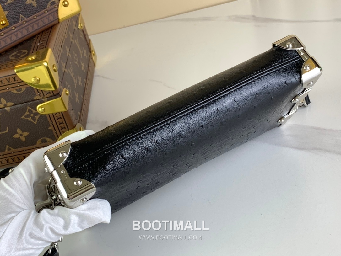 Louis Vuitton Slim Trunk Lambskin Leather Shoulder Bag with S Lock Stud Detail 루이비통 슬림 트렁크 램스킨 숄더백 S락 스터드 M25445 23cm 3