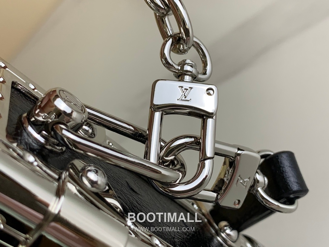 Louis Vuitton Slim Trunk Lambskin Leather Shoulder Bag with S Lock Stud Detail 루이비통 슬림 트렁크 램스킨 숄더백 S락 스터드 M25445 23cm 4