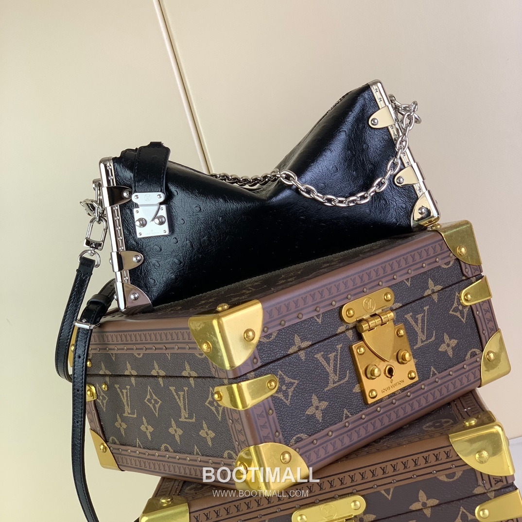 Louis Vuitton Slim Trunk Lambskin Leather Shoulder Bag with S Lock Stud Detail 루이비통 슬림 트렁크 램스킨 숄더백 S락 스터드 M25445 23cm 6
