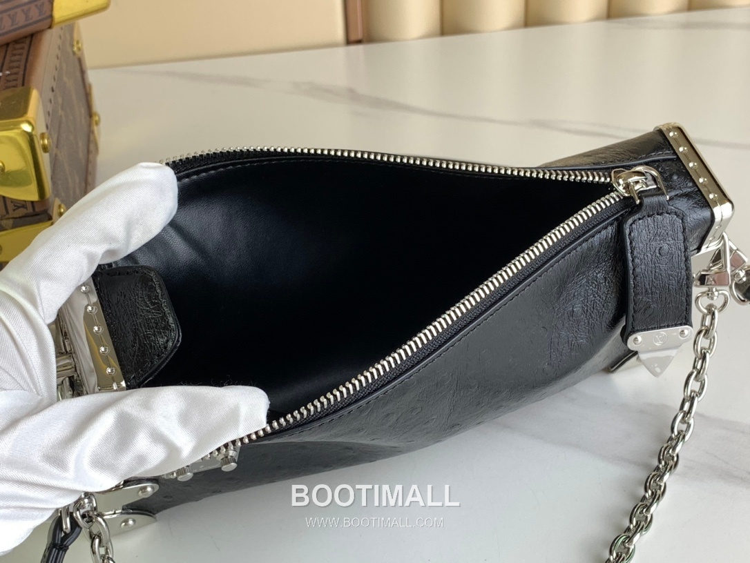 Louis Vuitton Slim Trunk Lambskin Leather Shoulder Bag with S Lock Stud Detail 루이비통 슬림 트렁크 램스킨 숄더백 S락 스터드 M25445 23cm 7
