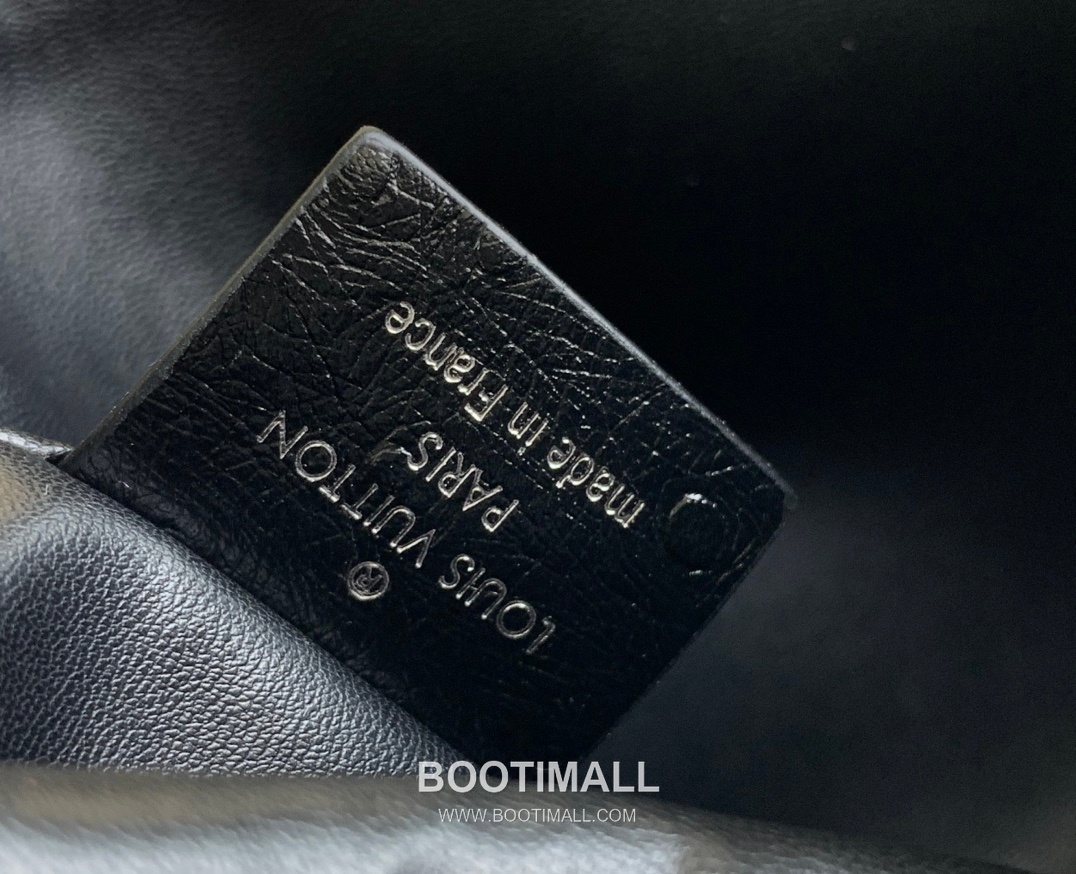 Louis Vuitton Slim Trunk Lambskin Leather Shoulder Bag with S Lock Stud Detail 루이비통 슬림 트렁크 램스킨 숄더백 S락 스터드 M25445 23cm 8