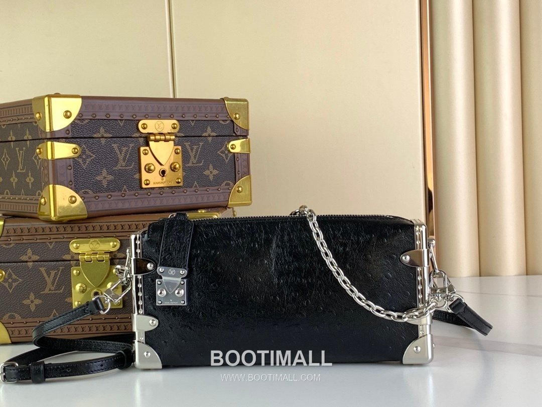 Louis Vuitton Slim Trunk Lambskin Leather Shoulder Bag with S Lock Stud Detail 루이비통 슬림 트렁크 램스킨 숄더백 S락 스터드 M25445 23cm 9