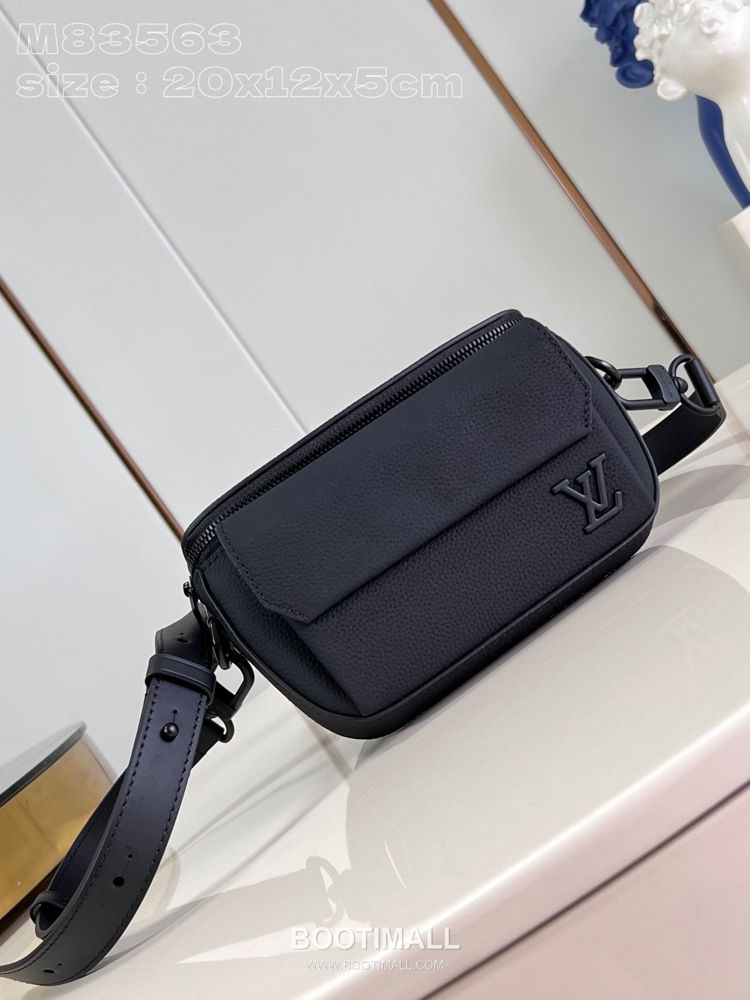 Louis Vuitton Pilot Mini Cowhide Leather Crossbody Bag with Front Pocket Detail 루이비통 파일럿 미니 카우하이드 크로스백 프론트포켓 M83563 20cm 1