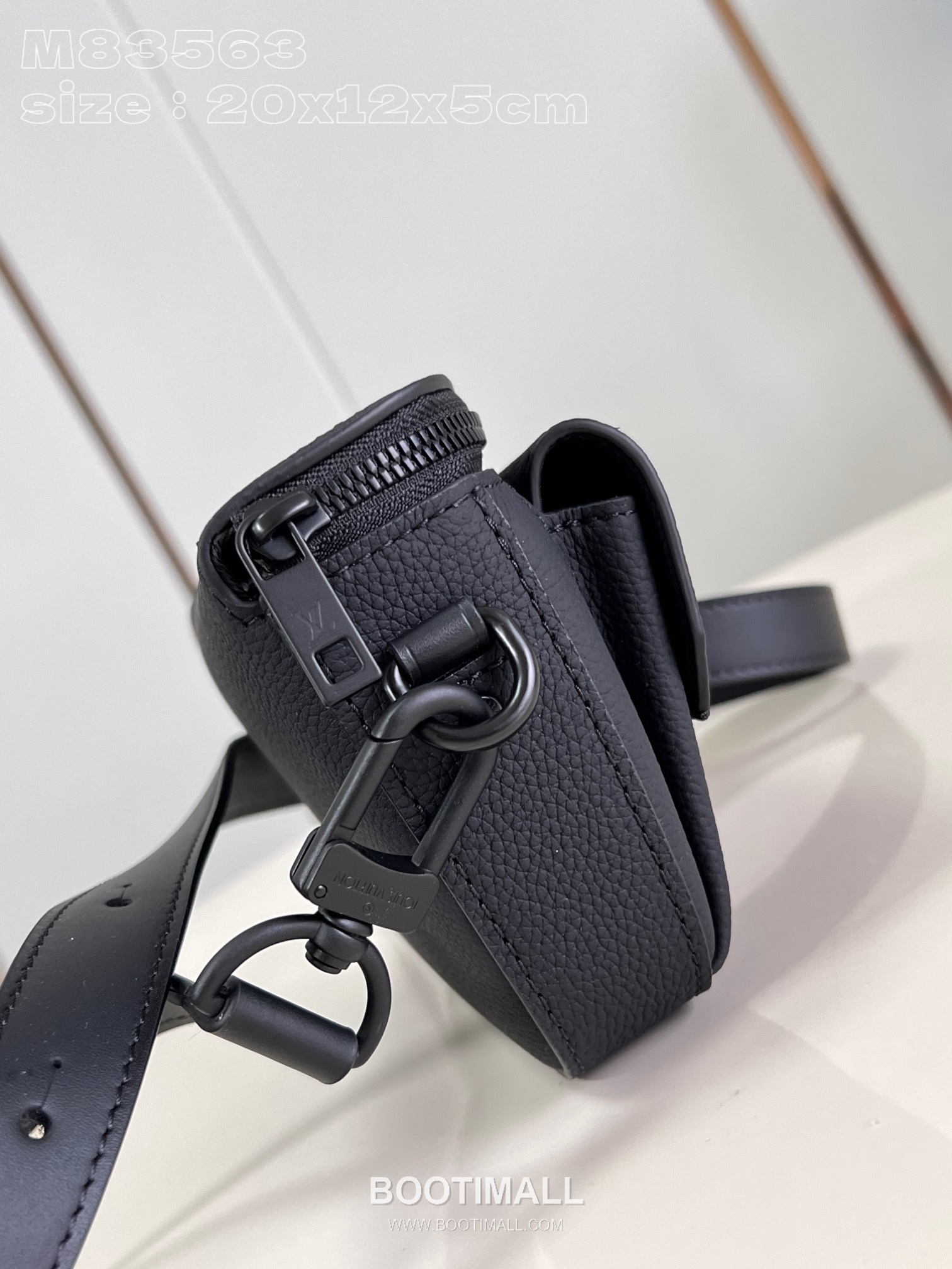 Louis Vuitton Pilot Mini Cowhide Leather Crossbody Bag with Front Pocket Detail 루이비통 파일럿 미니 카우하이드 크로스백 프론트포켓 M83563 20cm 4