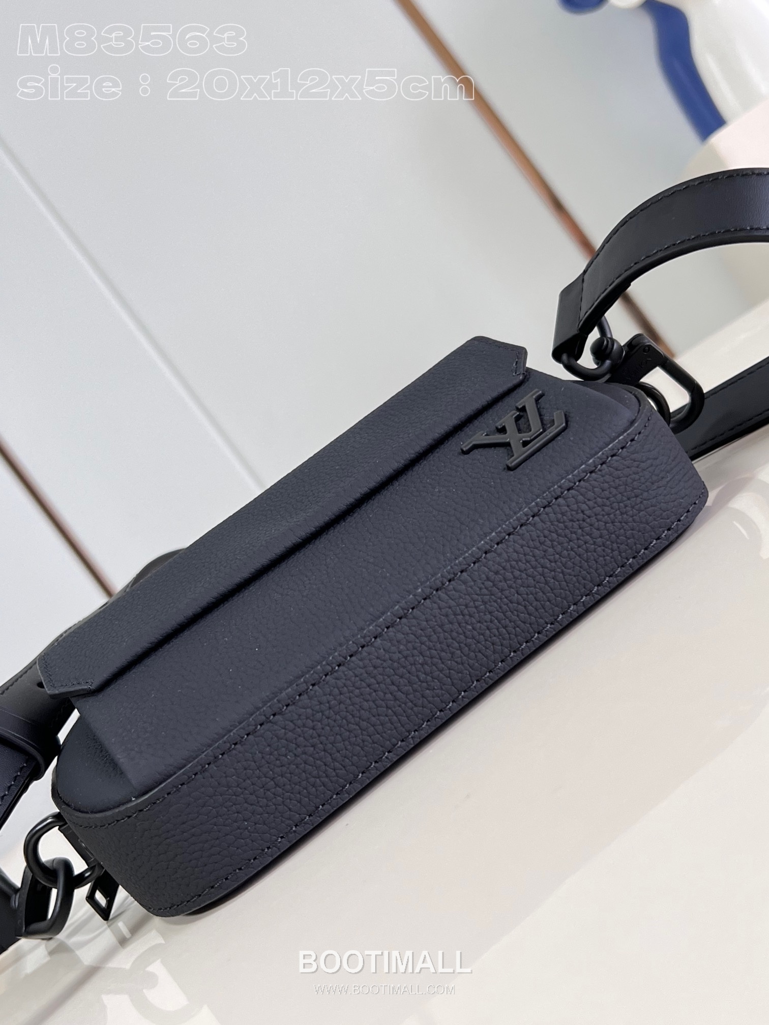 Louis Vuitton Pilot Mini Cowhide Leather Crossbody Bag with Front Pocket Detail 루이비통 파일럿 미니 카우하이드 크로스백 프론트포켓 M83563 20cm 6