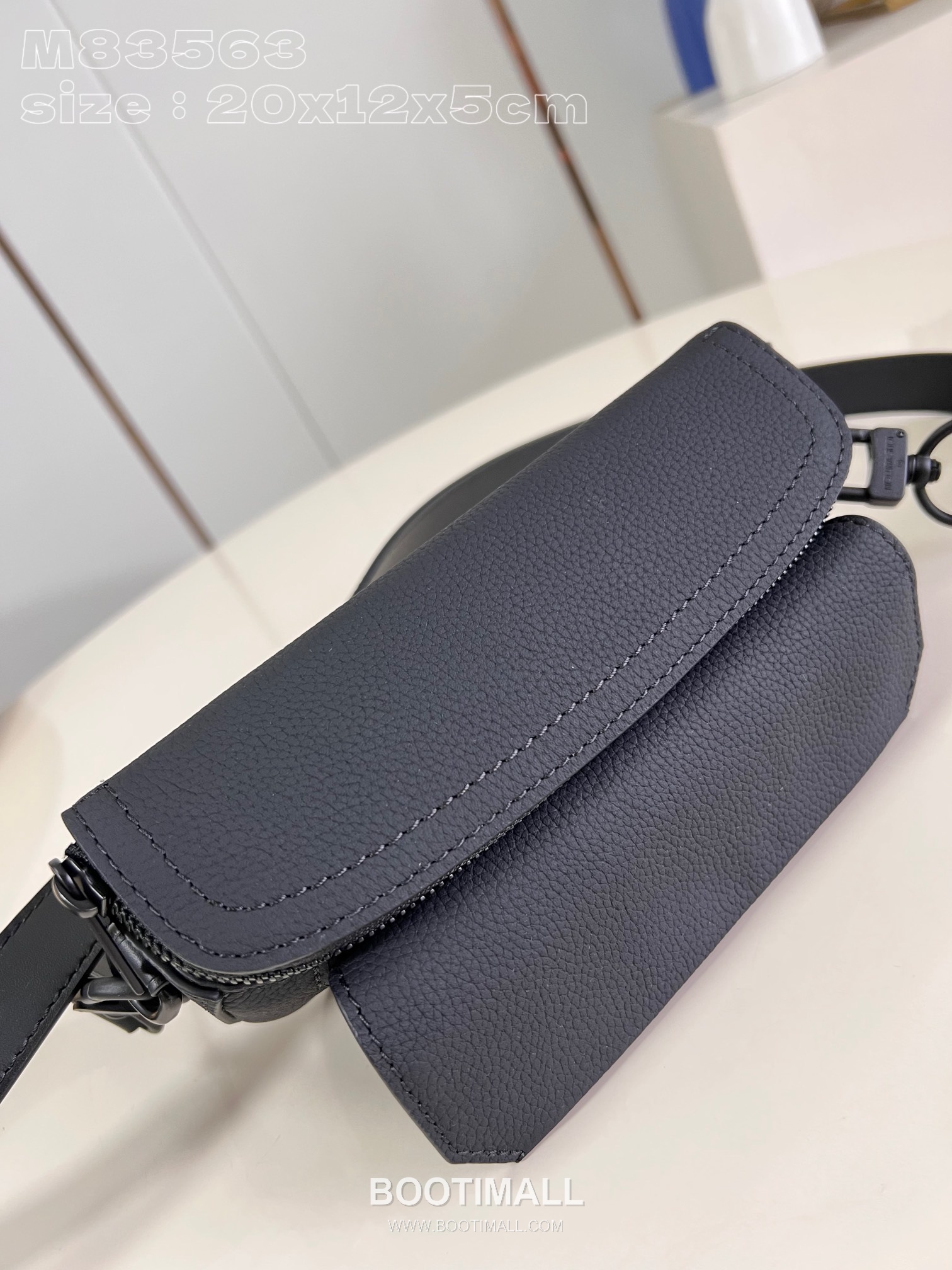 Louis Vuitton Pilot Mini Cowhide Leather Crossbody Bag with Front Pocket Detail 루이비통 파일럿 미니 카우하이드 크로스백 프론트포켓 M83563 20cm 7