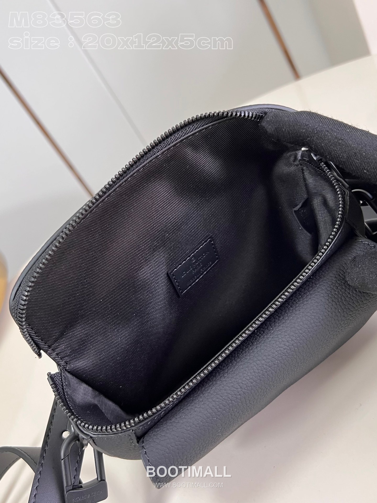 Louis Vuitton Pilot Mini Cowhide Leather Crossbody Bag with Front Pocket Detail 루이비통 파일럿 미니 카우하이드 크로스백 프론트포켓 M83563 20cm 8