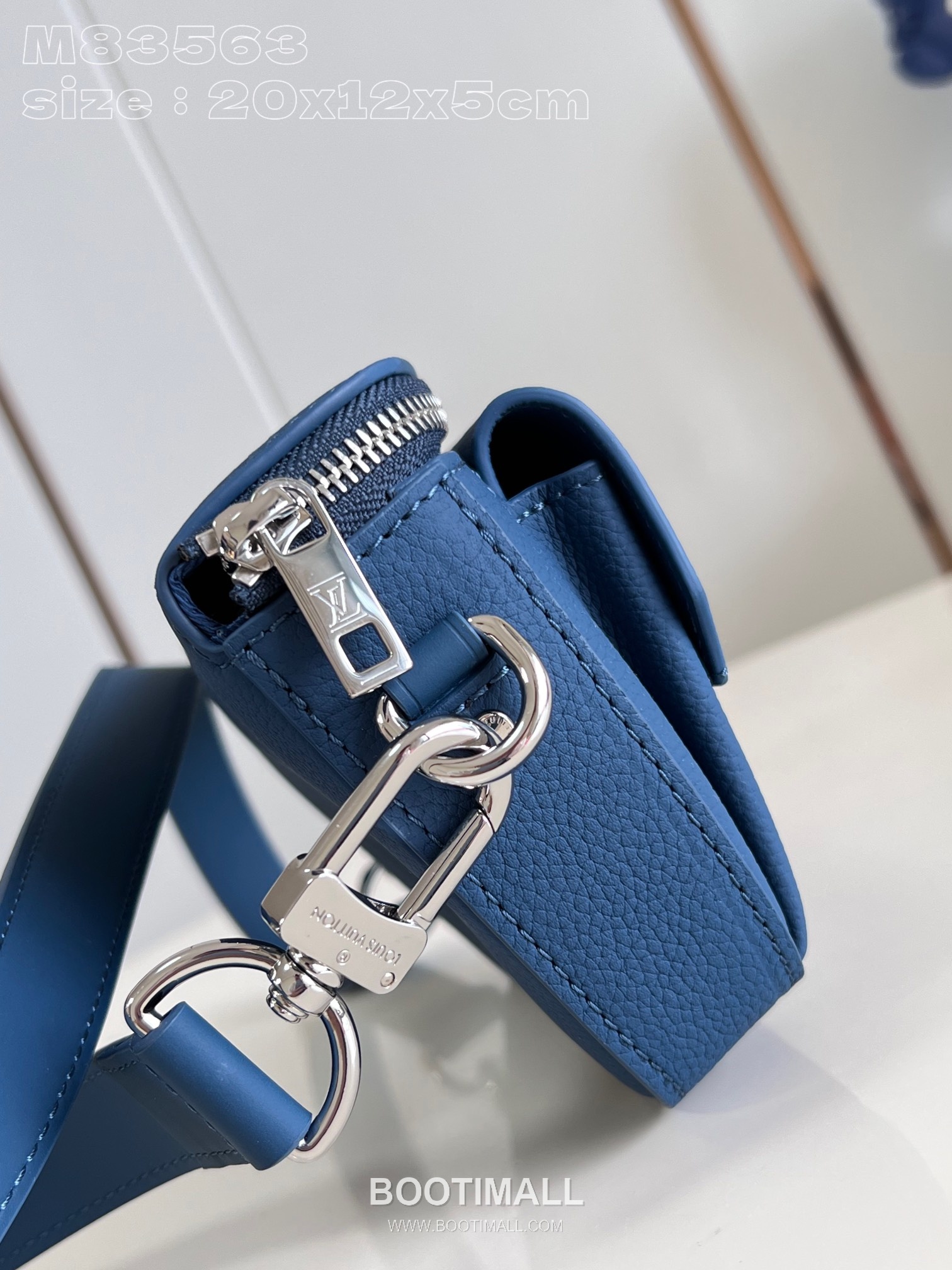 Louis Vuitton Pilot Mini Cowhide Leather Crossbody Bag with Front Pocket Detail 루이비통 파일럿 미니 카우하이드 크로스백 프론트포켓 M83563 20cm 4