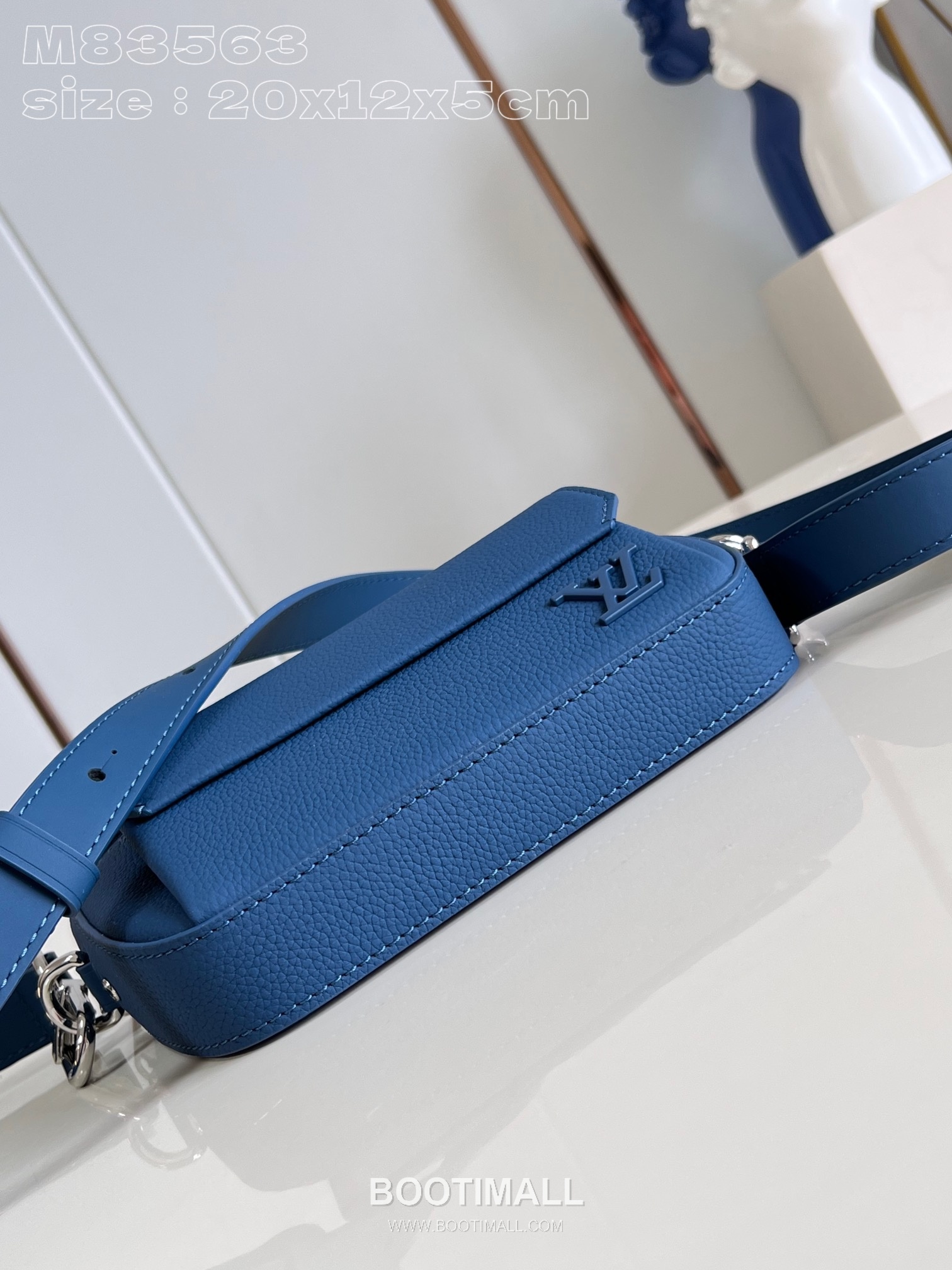 Louis Vuitton Pilot Mini Cowhide Leather Crossbody Bag with Front Pocket Detail 루이비통 파일럿 미니 카우하이드 크로스백 프론트포켓 M83563 20cm 6