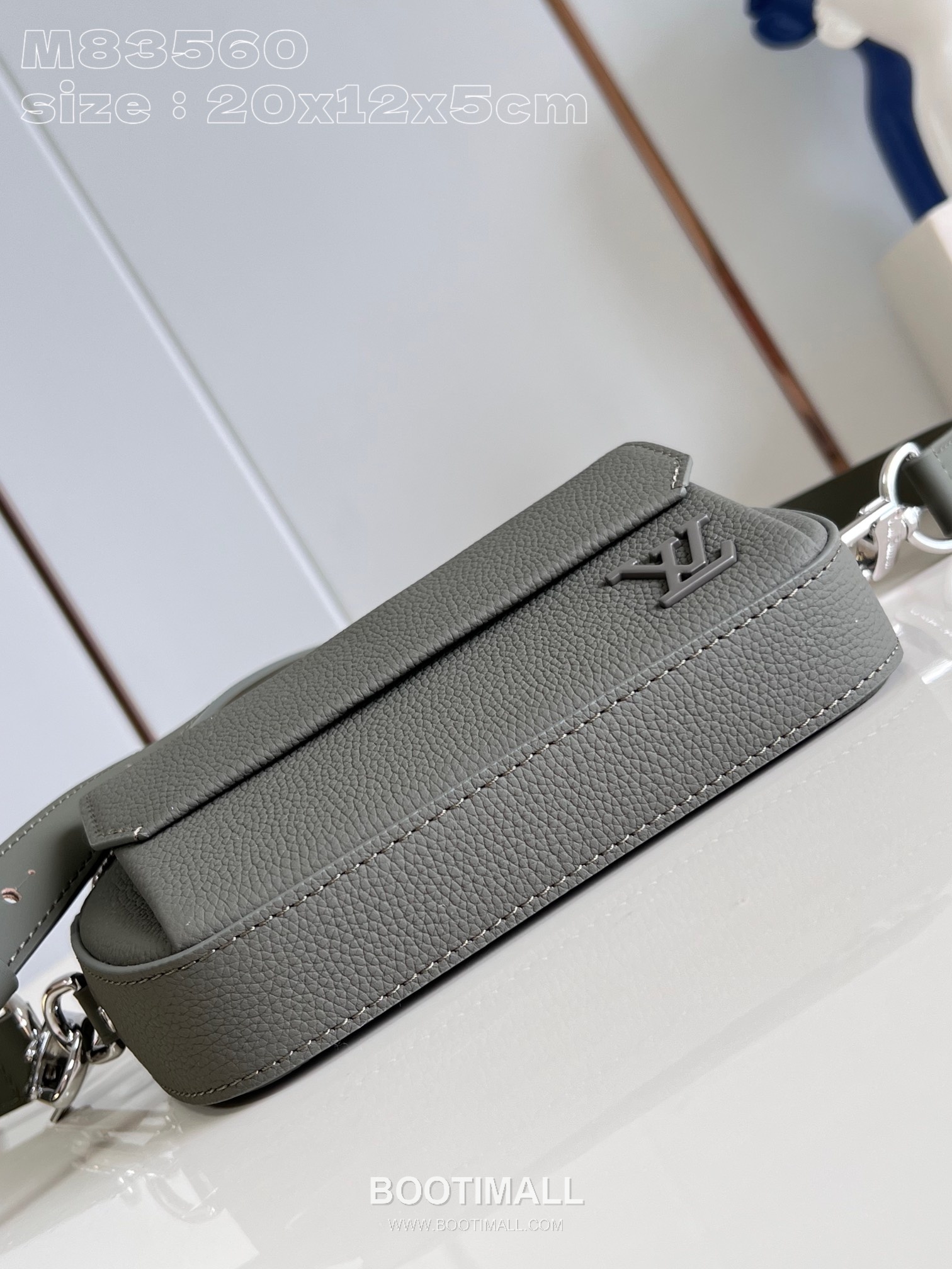 Louis Vuitton Pilot Mini Cowhide Leather Crossbody Bag with Front Pocket Detail 루이비통 파일럿 미니 카우하이드 크로스백 프론트포켓 M83560 20cm 5