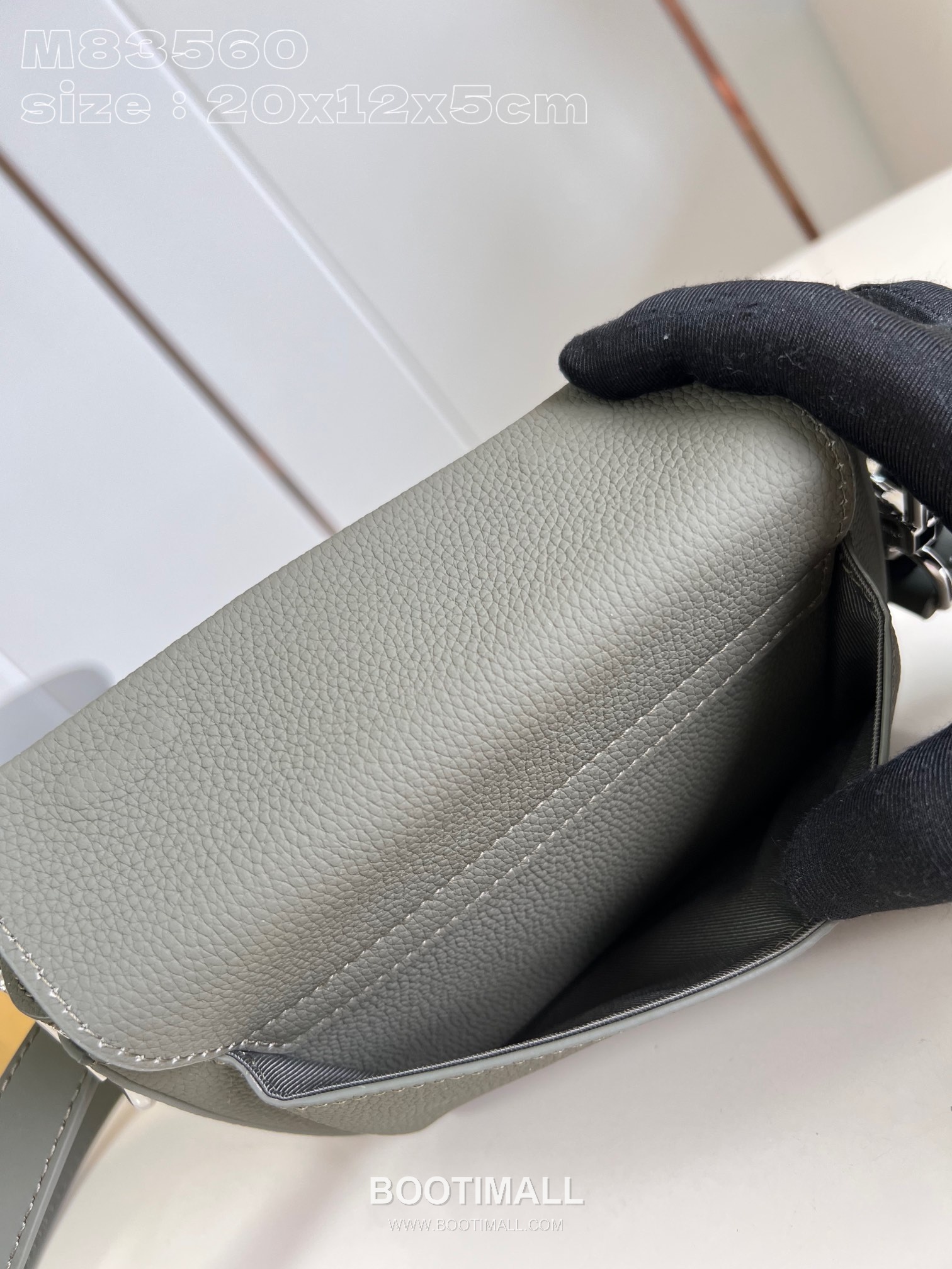 Louis Vuitton Pilot Mini Cowhide Leather Crossbody Bag with Front Pocket Detail 루이비통 파일럿 미니 카우하이드 크로스백 프론트포켓 M83560 20cm 7