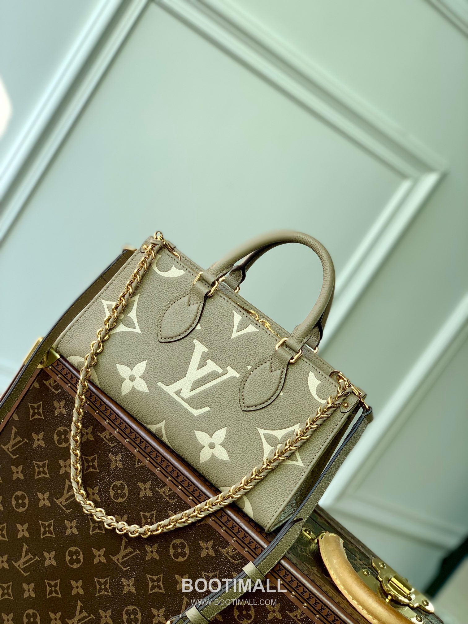Louis Vuitton OnTheGo PM Monogram Empreinte Leather Tote Shoulder Bag with Chain Strap Detail 루이비통 온더고 PM 모노그램 앙프렝뜨 토트 숄더백 체인스트랩 M23641 25cm 1