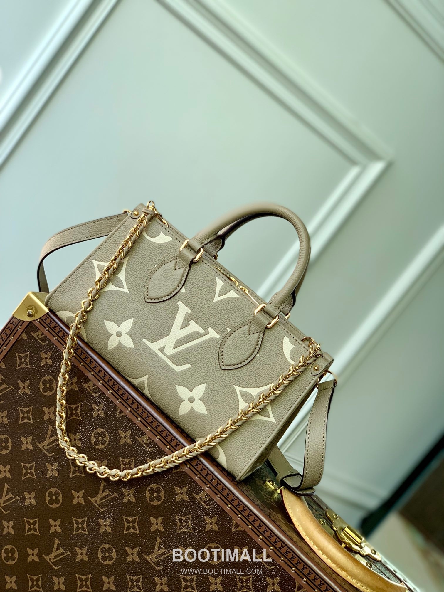 Louis Vuitton OnTheGo PM Monogram Empreinte Leather Tote Shoulder Bag with Chain Strap Detail 루이비통 온더고 PM 모노그램 앙프렝뜨 토트 숄더백 체인스트랩 M23641 25cm 2