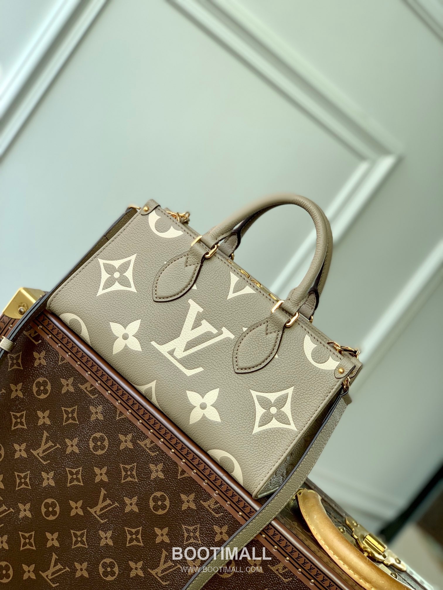 Louis Vuitton OnTheGo PM Monogram Empreinte Leather Tote Shoulder Bag with Chain Strap Detail 루이비통 온더고 PM 모노그램 앙프렝뜨 토트 숄더백 체인스트랩 M23641 25cm 3