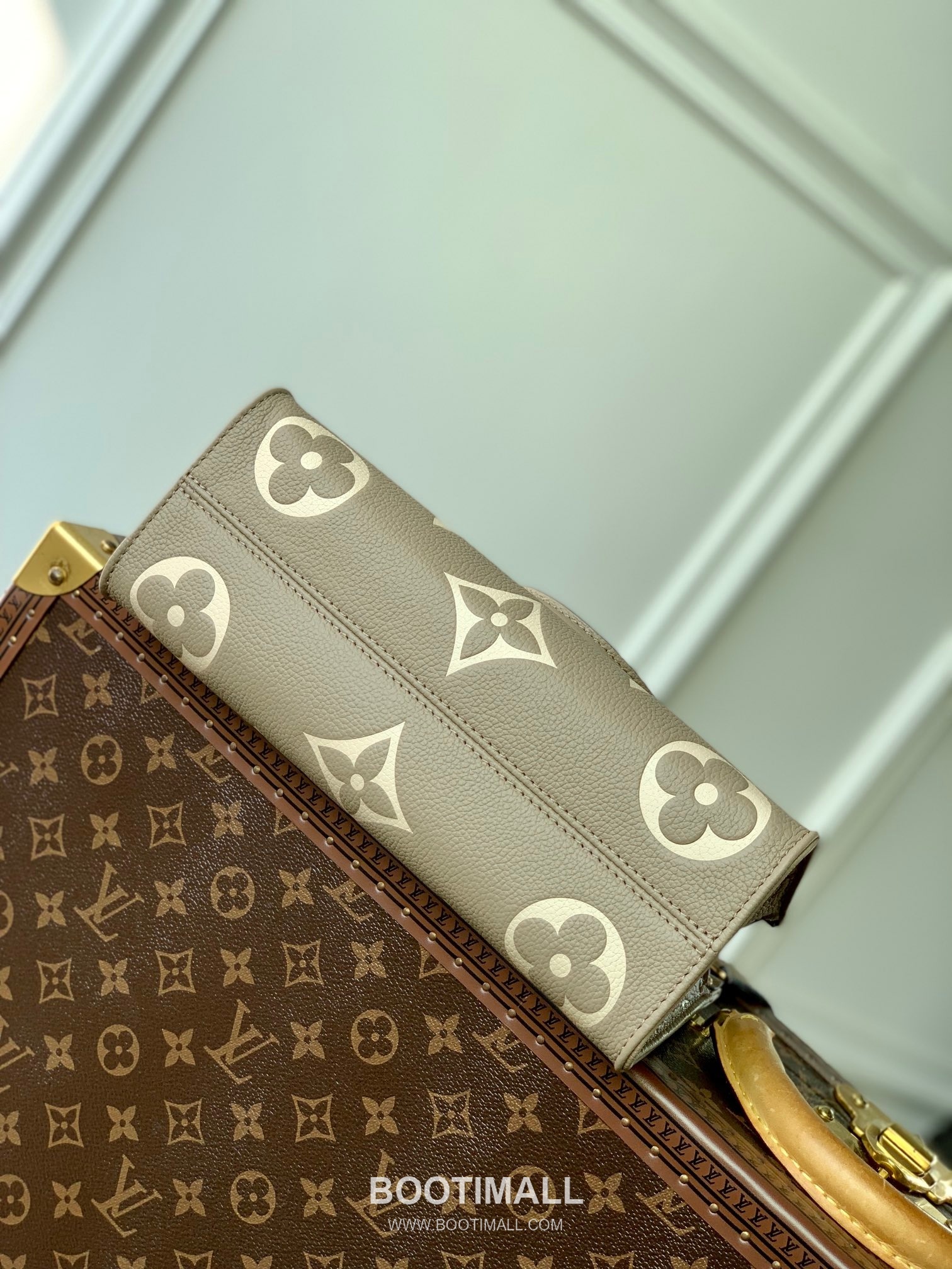 Louis Vuitton OnTheGo PM Monogram Empreinte Leather Tote Shoulder Bag with Chain Strap Detail 루이비통 온더고 PM 모노그램 앙프렝뜨 토트 숄더백 체인스트랩 M23641 25cm 5
