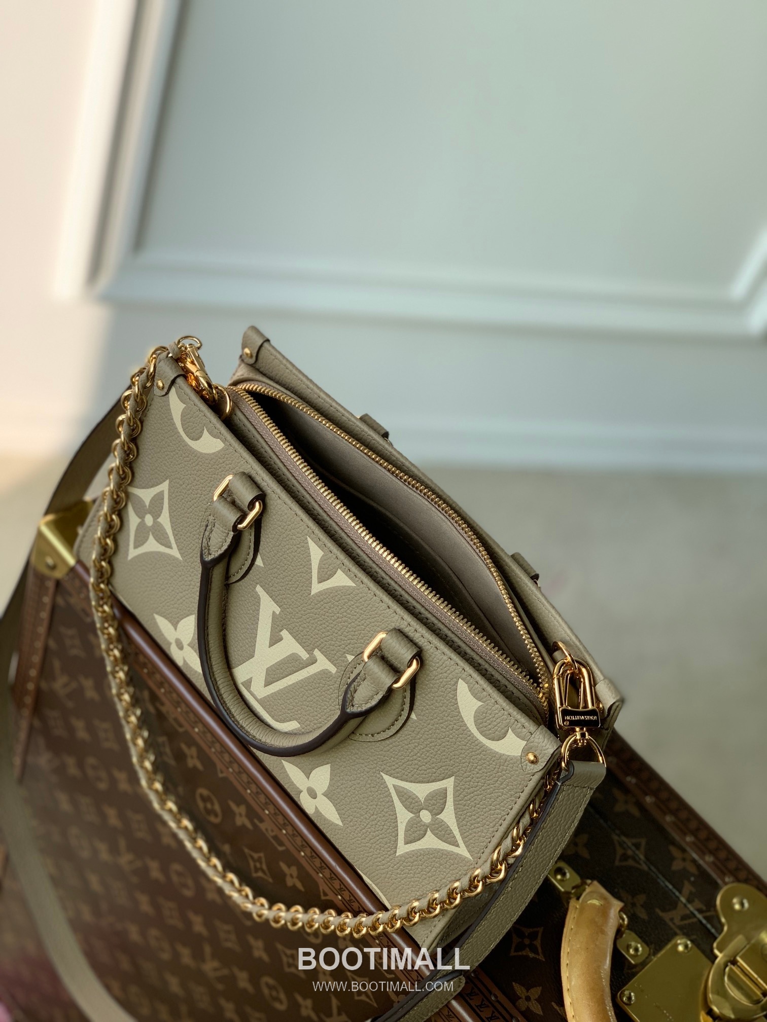 Louis Vuitton OnTheGo PM Monogram Empreinte Leather Tote Shoulder Bag with Chain Strap Detail 루이비통 온더고 PM 모노그램 앙프렝뜨 토트 숄더백 체인스트랩 M23641 25cm 8