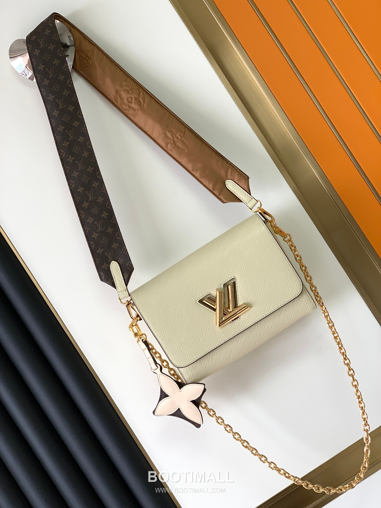 Louis Vuitton Twist MM Epi Leather Shoulder Bag with Chain Strap and Charm Detail 루이비통 트위스트 MM 에피 가죽 숄더백 체인참 M59018 23cm 1