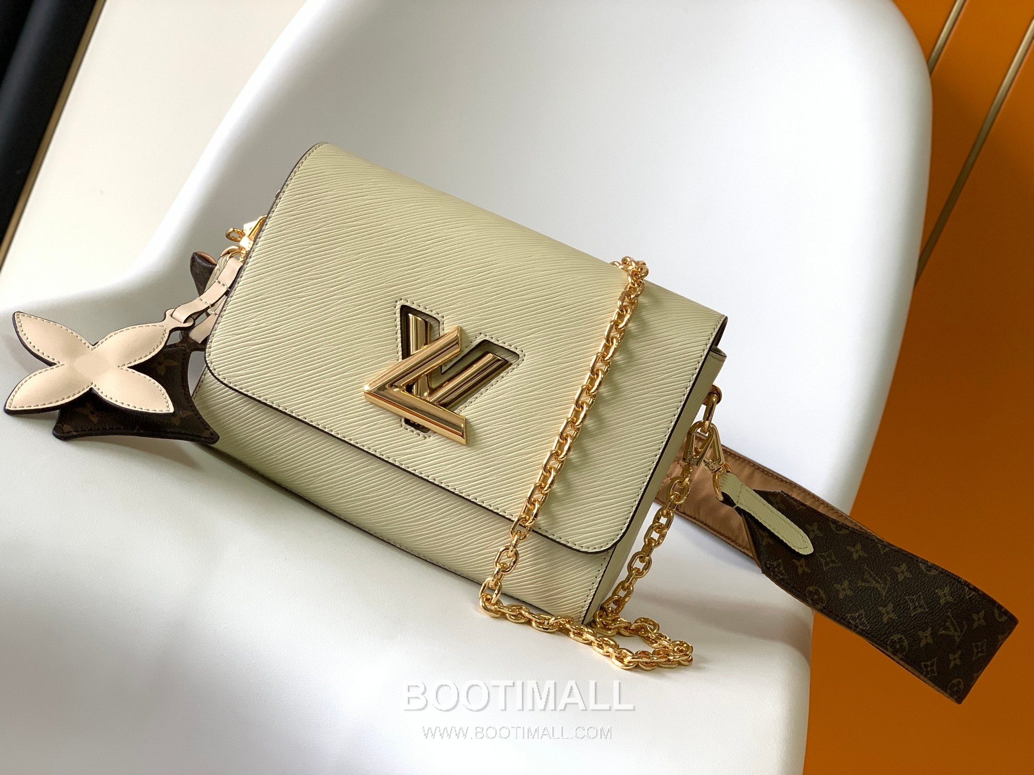 Louis Vuitton Twist MM Epi Leather Shoulder Bag with Chain Strap and Charm Detail 루이비통 트위스트 MM 에피 가죽 숄더백 체인참 M59018 23cm 2