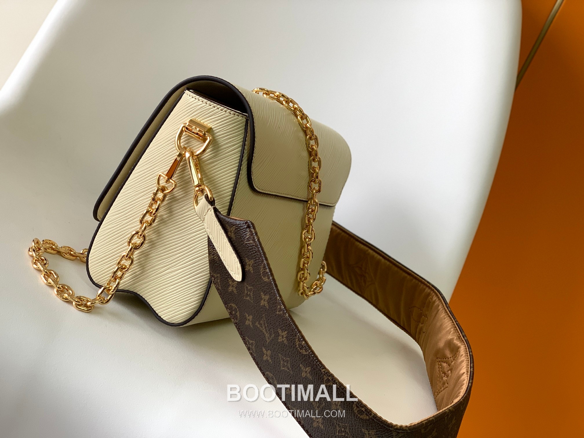 Louis Vuitton Twist MM Epi Leather Shoulder Bag with Chain Strap and Charm Detail 루이비통 트위스트 MM 에피 가죽 숄더백 체인참 M59018 23cm 3